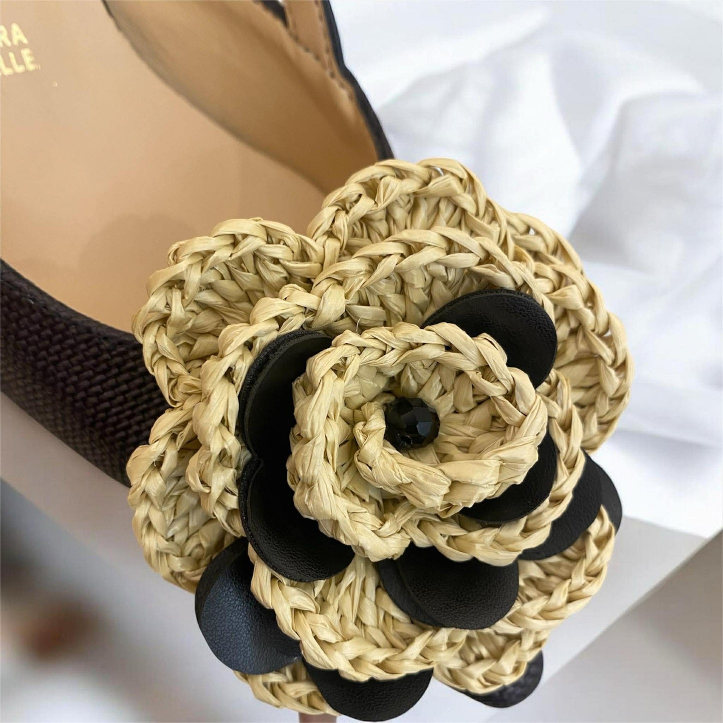 Slingback in rafia nera con maxi fiore