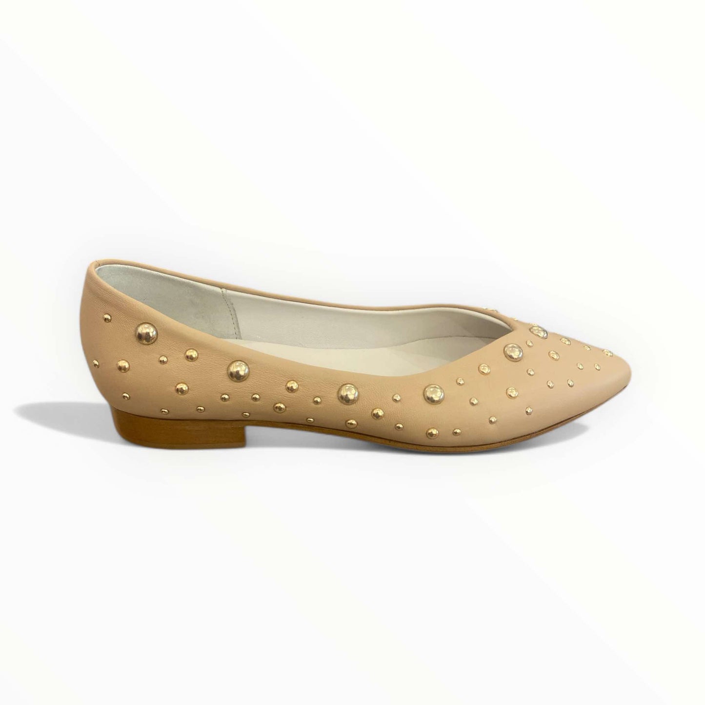 Scarpa bassa beige con borchie