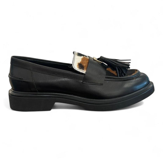 Mocassino nero con dettagli animalier e frange
