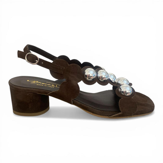 Sandalo in suede cioccolato con bottoni argento