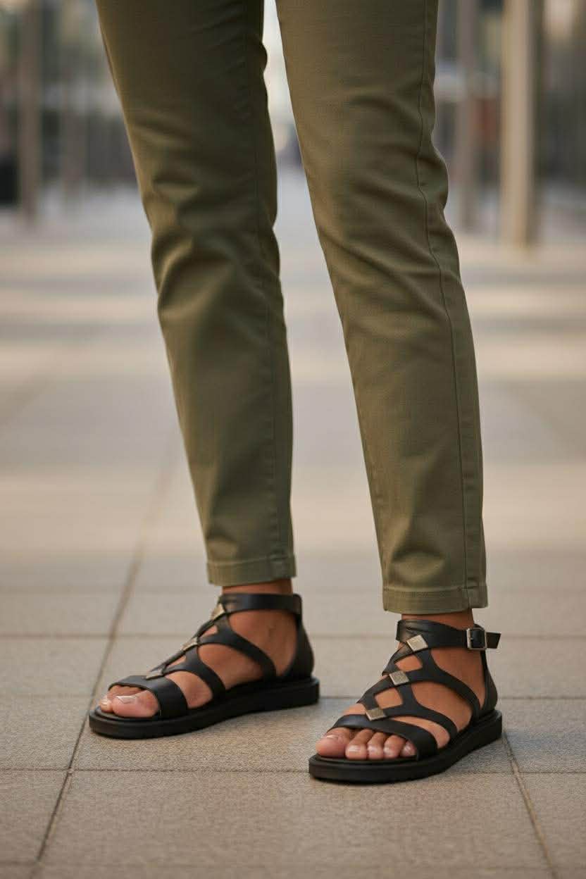 Sandalo gladiatore in pelle testa di moro con dettagli metallici