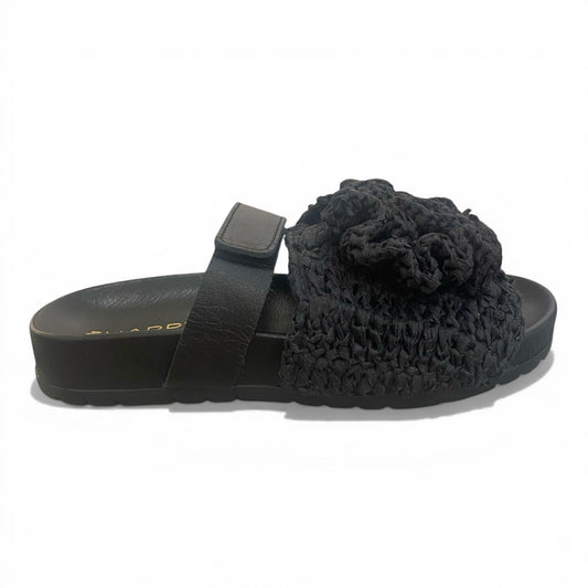 Ciabatta nera con intreccio e fiore decorativo